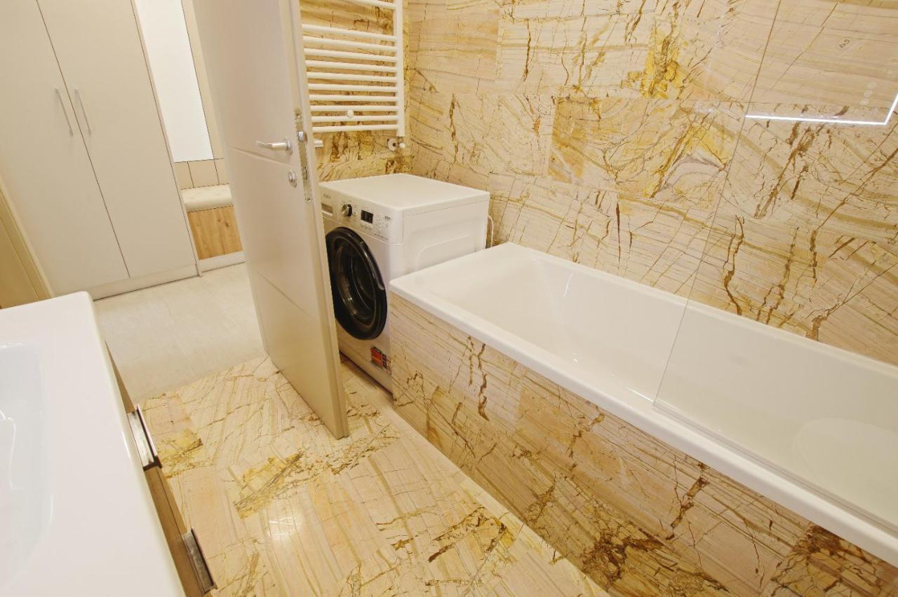 Himson-Beige Apartment Iasi Exteriör bild