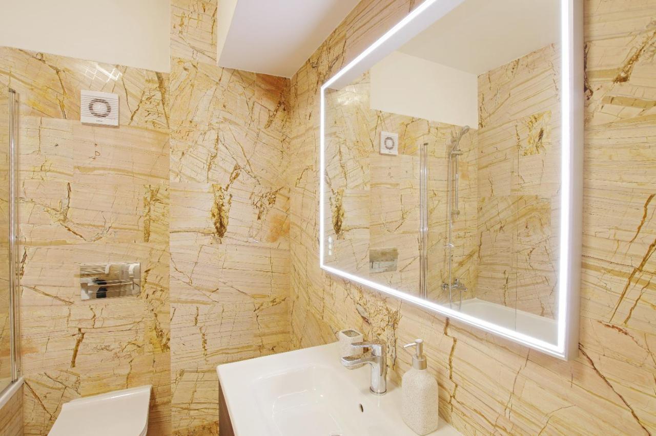 Himson-Beige Apartment Iasi Exteriör bild