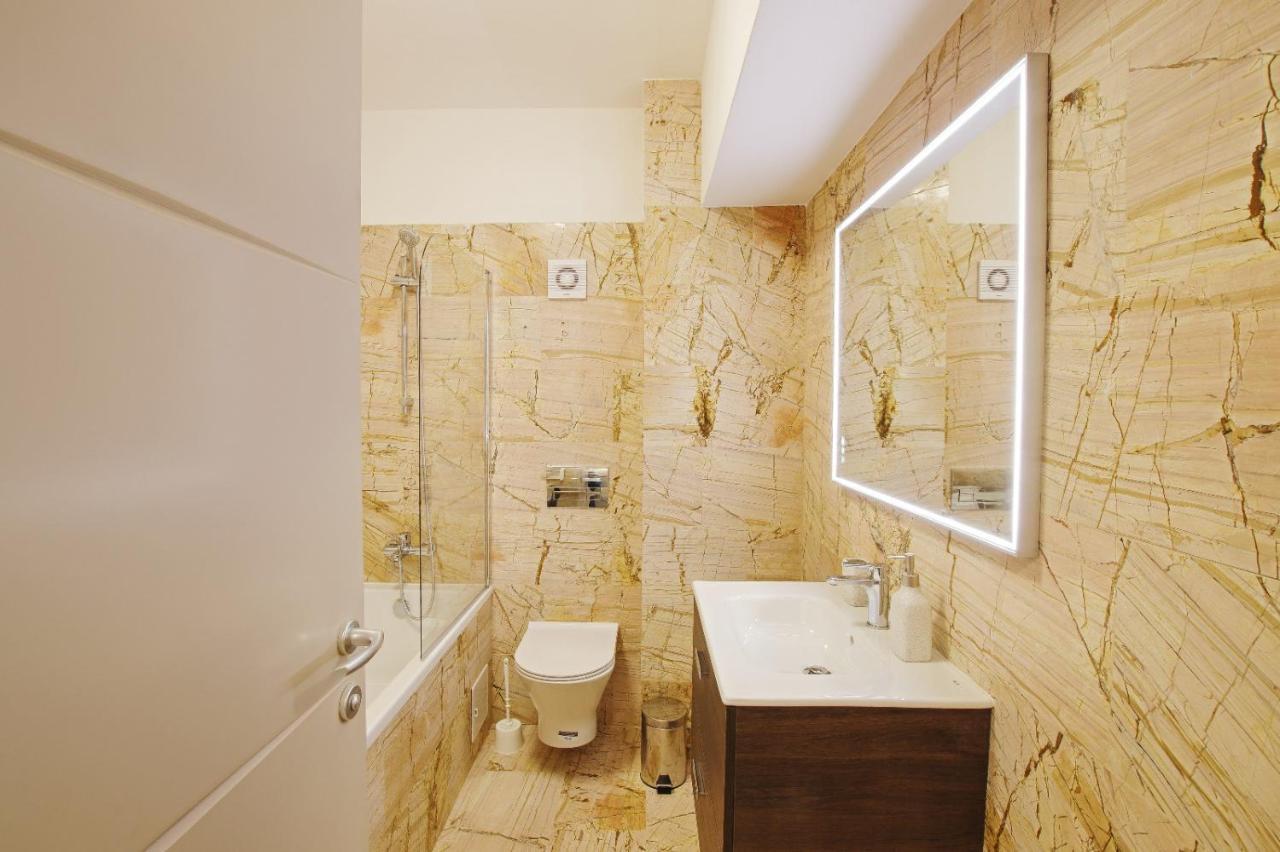 Himson-Beige Apartment Iasi Exteriör bild